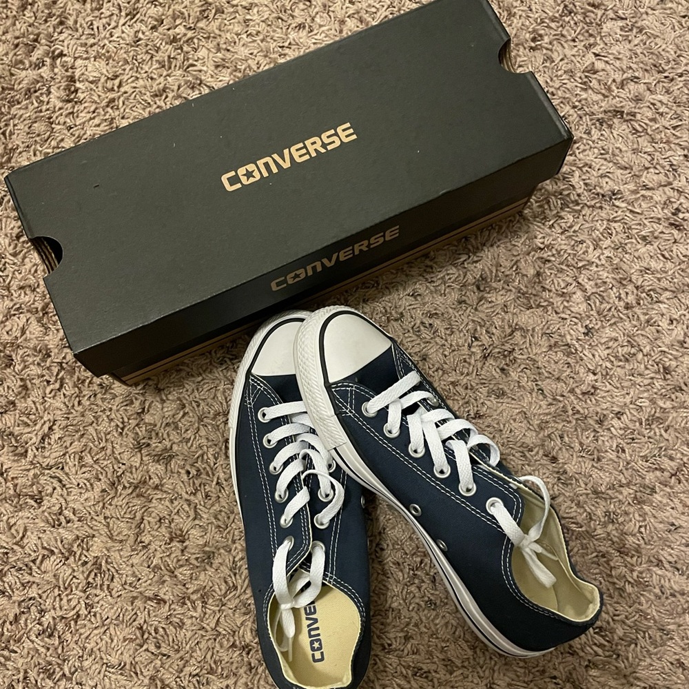 *BRAND NEW* Navy Converse